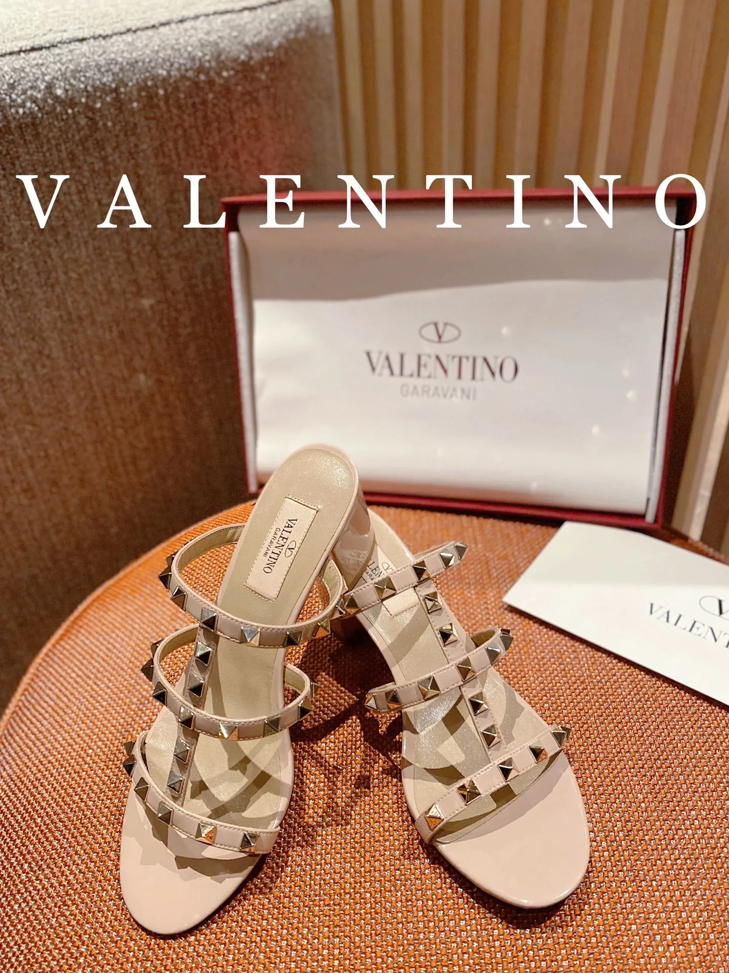 👟👟Ex-factory price 440👟👟 High-end quality 𝑉𝐴𝐿𝐸𝑁𝑇𝐼𝑁𝑂 Valentino ♡ͥ | Level🔍 The classic king flip flops are also so beautiful. The textured hardware brings out a full sense of luxury. After putting it on my feet, I was shocked that my feet looked slimmer! The new season lives up to expectations! Worth buying ★Imported cowhide is absolutely high-grade ❥Original method is absolutely sensual ❥Elegant style creates a different feeling🙈 Simple temperament style!  ♡ show bdetails ———————————— ⊿▸: Size｜35-40 (customized at 40.41.42) ⊿▸: Material｜Imported cowhide ⊿▸: Material | Padded sheepskin ⊿▸: Material | Italian🇮🇹 genuine leather outsole ⊿▸: Heel height｜6cm